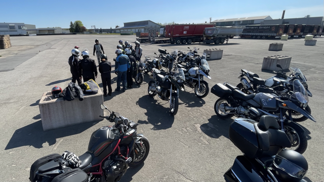 Gruppe im Motorradsicherheitstraining
Motorradtraining