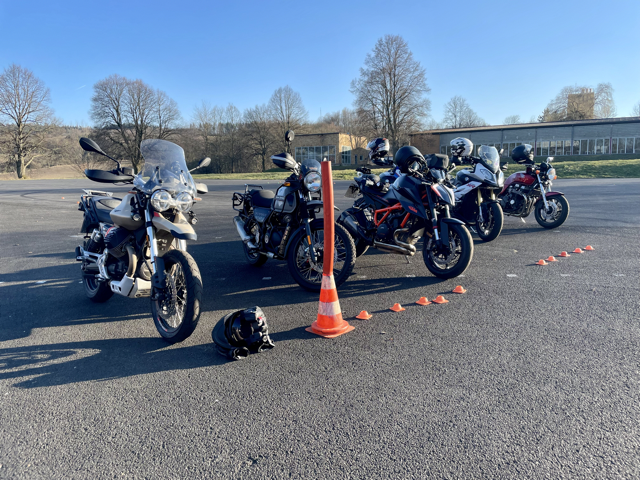 Gruppe im Motorradtraining