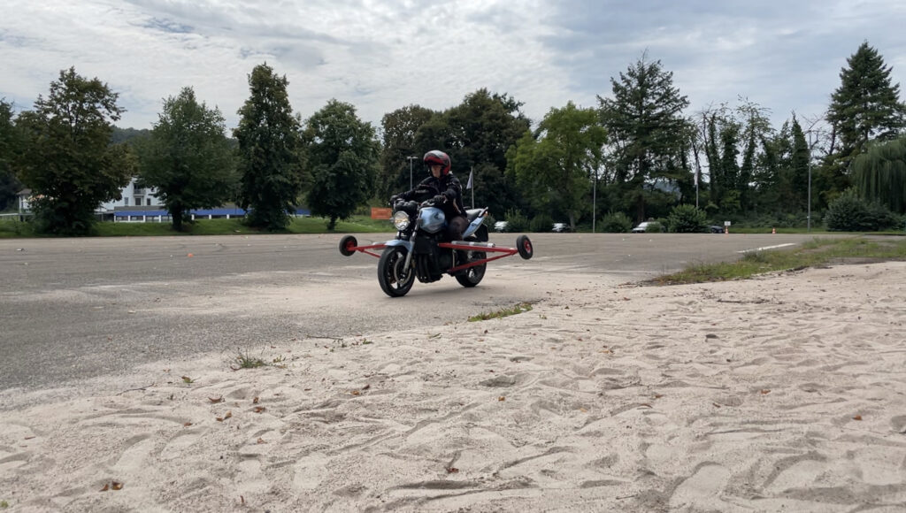 Auslegermotorrad auf Sand
